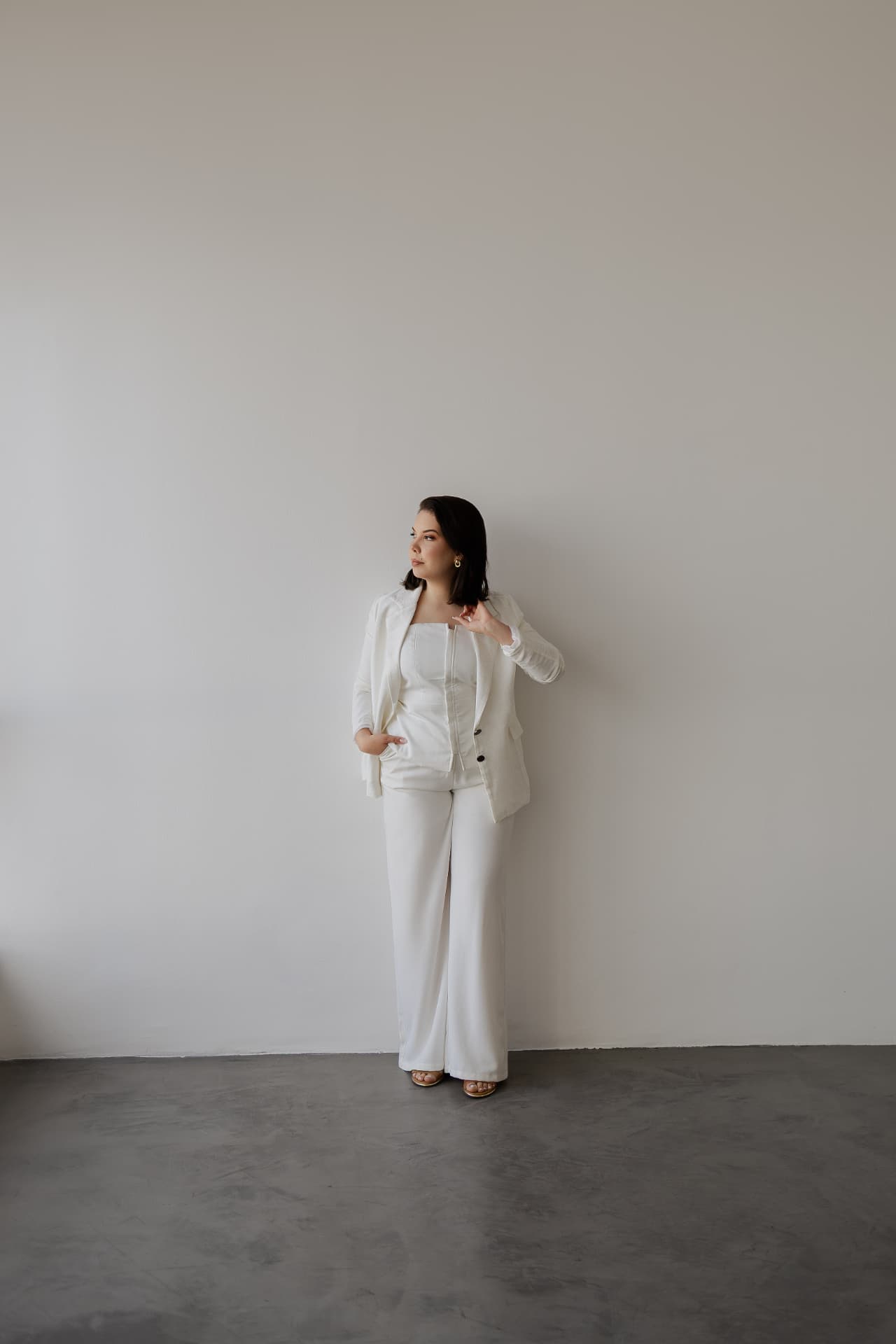 Thyanara, fundadora da Studio OLIV, em um ambiente minimalista